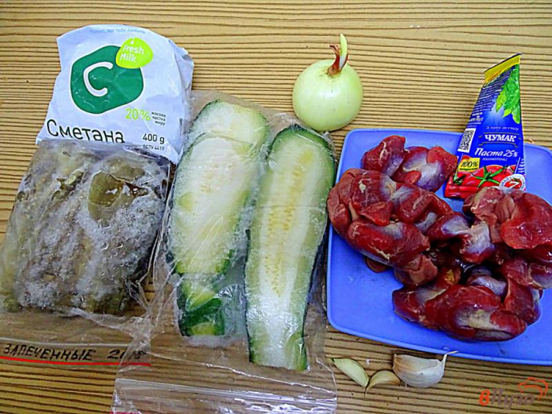 Фото приготовление рецепта: Куриные желудки с овощами и со сметаной шаг №1