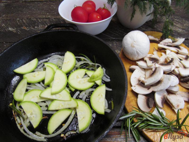Фото приготовление рецепта: Салат с жареным кабачком и шампиньоном шаг №2