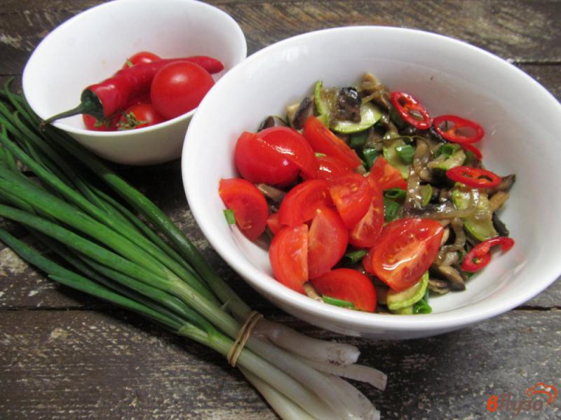 Фото приготовление рецепта: Салат с жареным кабачком и шампиньоном шаг №5