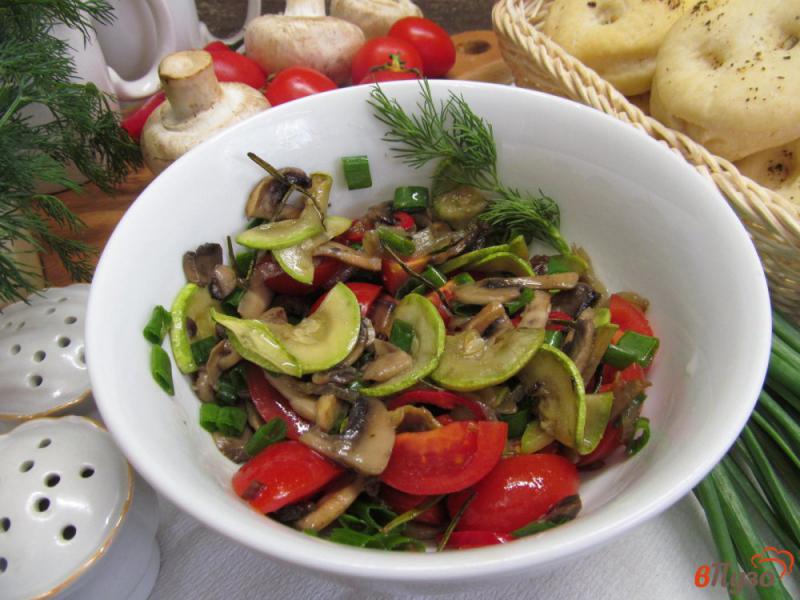 Фото приготовление рецепта: Салат с жареным кабачком и шампиньоном шаг №6
