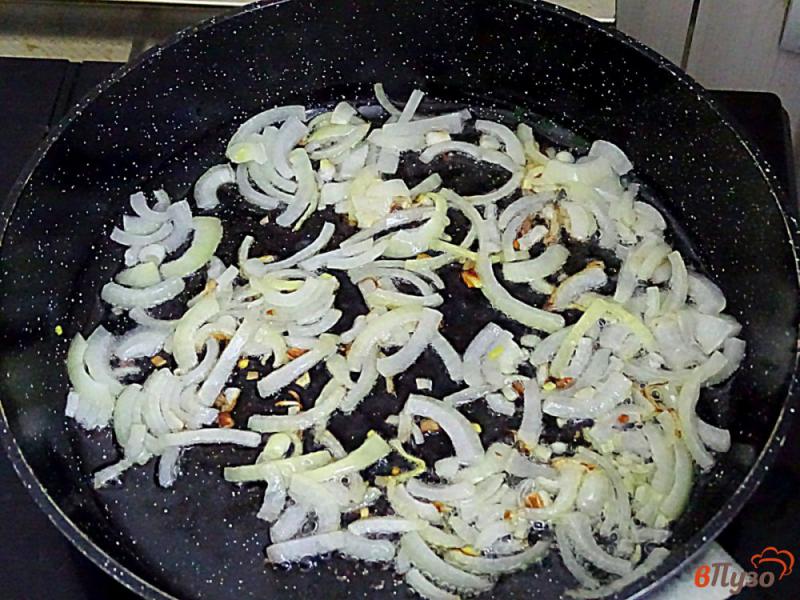 Фото приготовление рецепта: Куриные желудки с овощами и со сметаной шаг №5