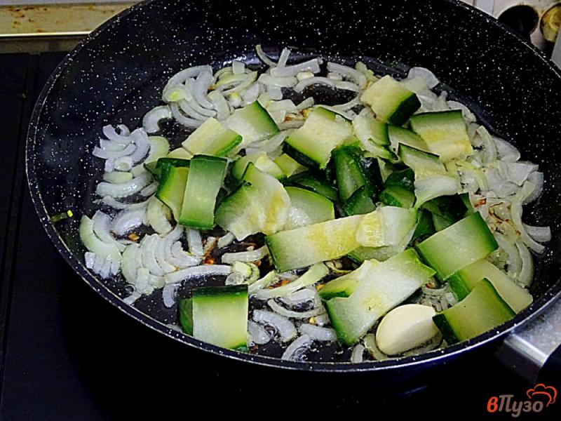 Фото приготовление рецепта: Куриные желудки с овощами и со сметаной шаг №6