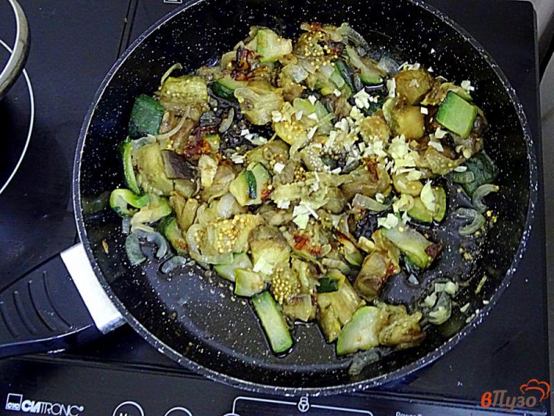 Фото приготовление рецепта: Куриные желудки с овощами и со сметаной шаг №7