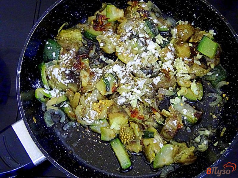 Фото приготовление рецепта: Куриные желудки с овощами и со сметаной шаг №8