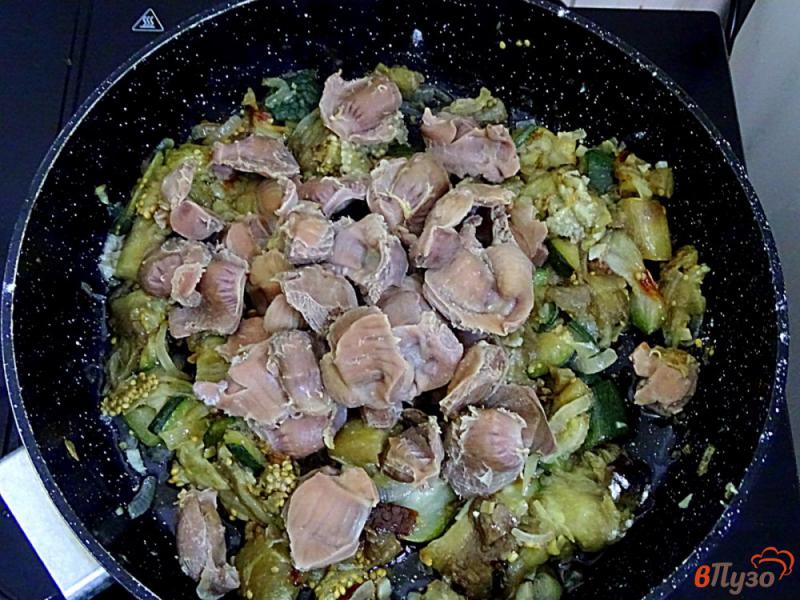 Фото приготовление рецепта: Куриные желудки с овощами и со сметаной шаг №9