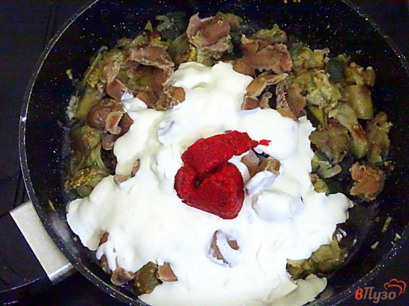 Фото приготовление рецепта: Куриные желудки с овощами и со сметаной шаг №10