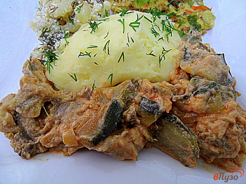 Фото приготовление рецепта: Куриные желудки с овощами и со сметаной шаг №11