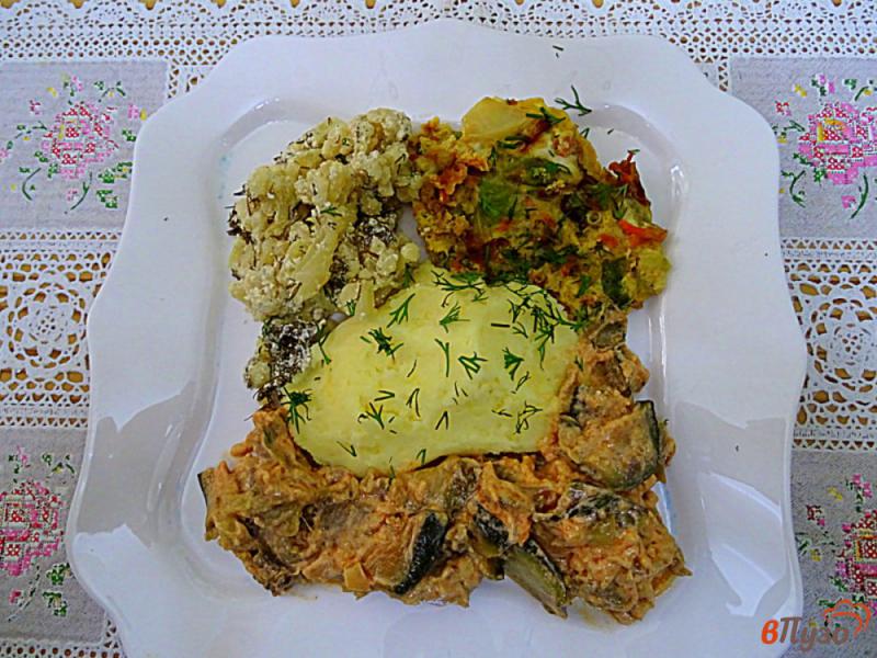 Фото приготовление рецепта: Куриные желудки с овощами и со сметаной шаг №12