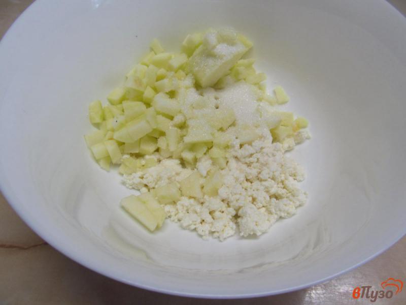 Фото приготовление рецепта: Творожно-яблочные ватрушки шаг №4