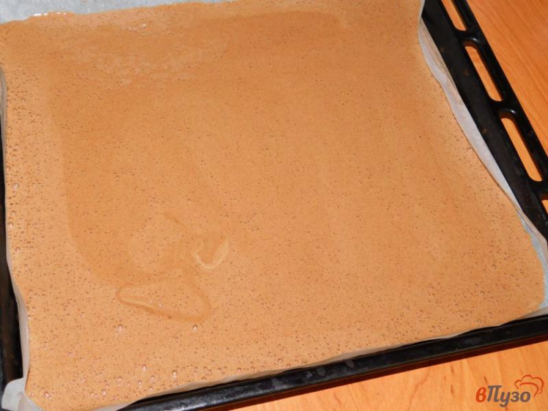 Фото приготовление рецепта: Шоколадно-малиновый рулет шаг №3