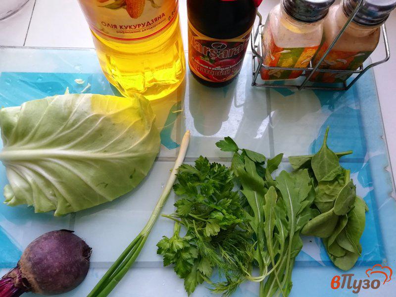 Фото приготовление рецепта: Салат из молодых овощей с зеленью и заправкой из гранатового соуса шаг №1