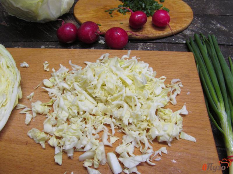 Фото приготовление рецепта: Салат из молодой капусты с редисом и яйцом шаг №1
