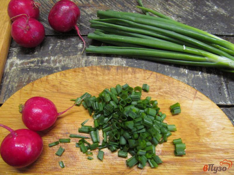 Фото приготовление рецепта: Салат из молодой капусты с редисом и яйцом шаг №2