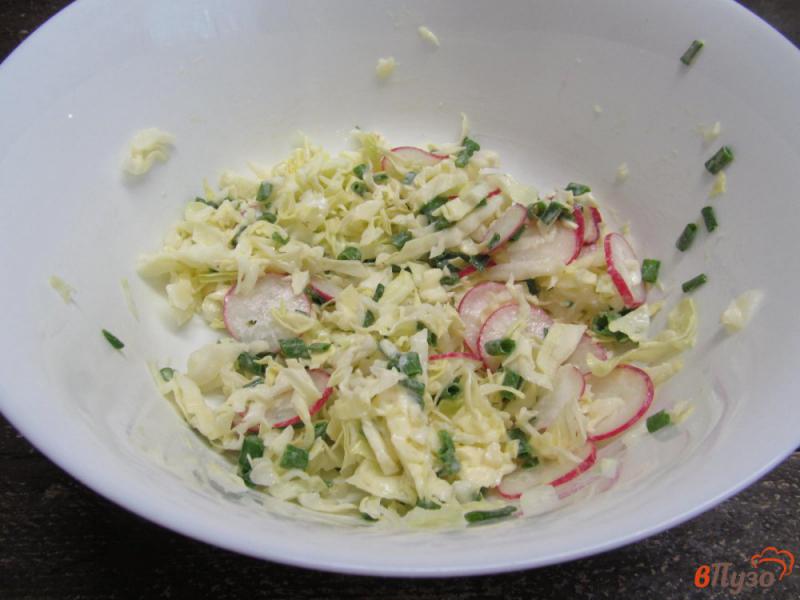 Фото приготовление рецепта: Салат из молодой капусты с редисом и яйцом шаг №4