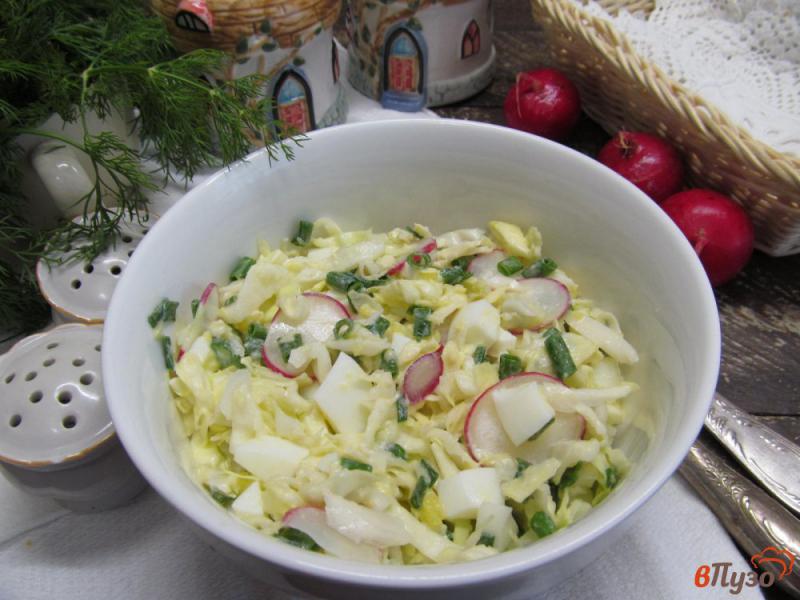 Фото приготовление рецепта: Салат из молодой капусты с редисом и яйцом шаг №6