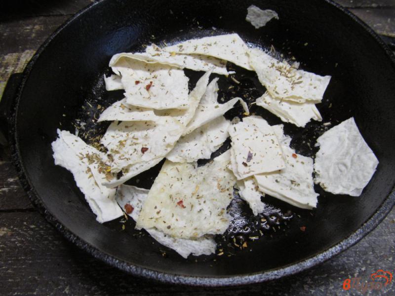 Фото приготовление рецепта: Салат с рукколой и яйцом-пашот шаг №2