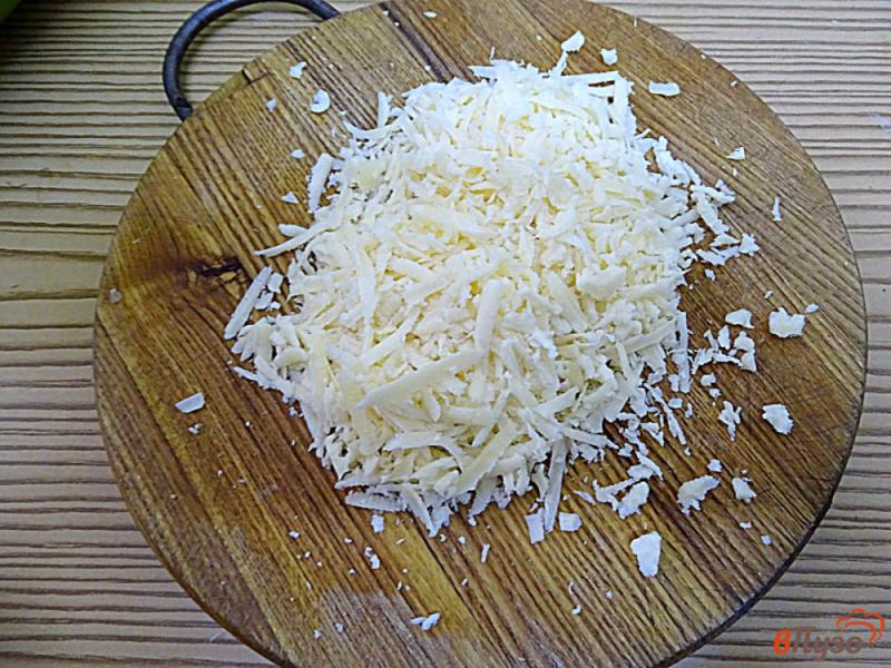 Фото приготовление рецепта: Салат из капусты, сыра, помидоров с особой заправкой шаг №3
