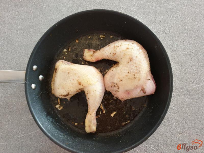 Фото приготовление рецепта: Куриные ножки в томатном соусе шаг №3