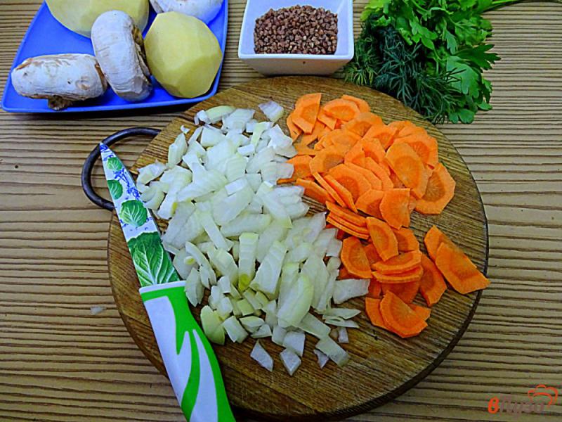 Фото приготовление рецепта: Суп гречневый с грибами шаг №2