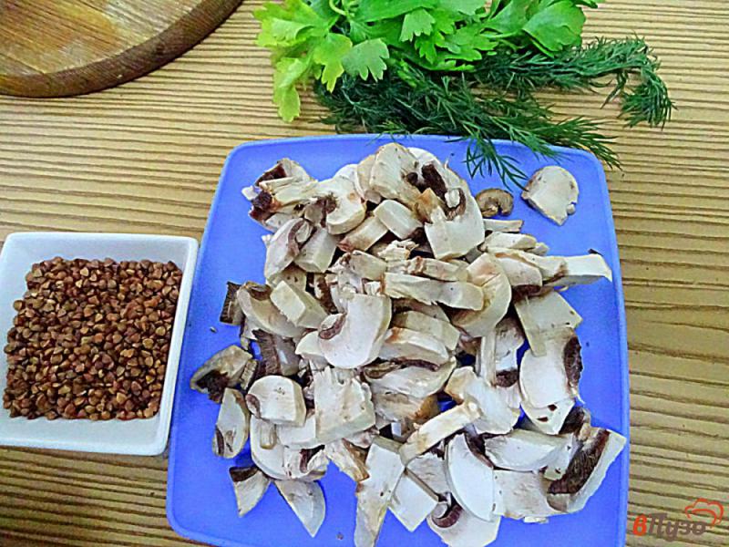 Фото приготовление рецепта: Суп гречневый с грибами шаг №4