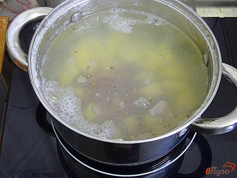 Фото приготовление рецепта: Суп гречневый с грибами шаг №5