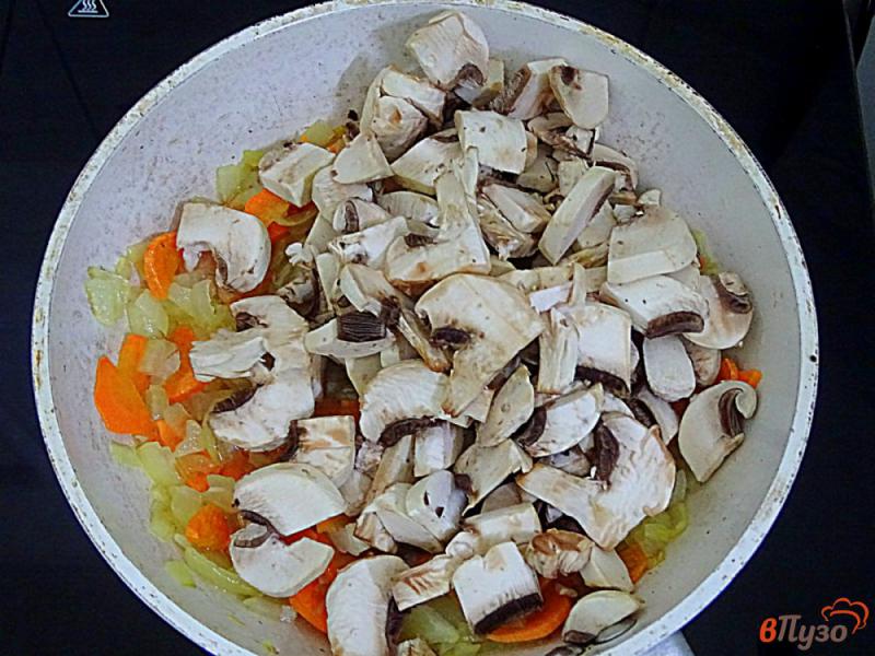 Фото приготовление рецепта: Суп гречневый с грибами шаг №6