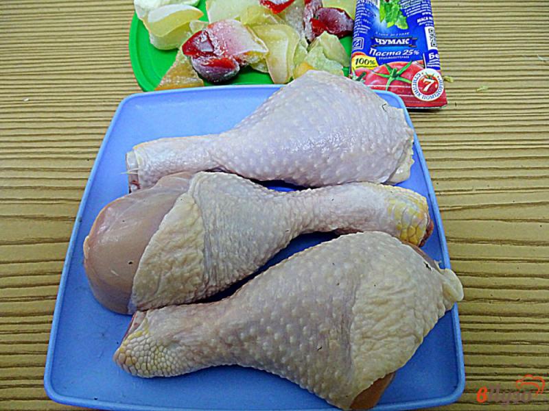 Фото приготовление рецепта: Куриные голени тушёные в соусе шаг №2