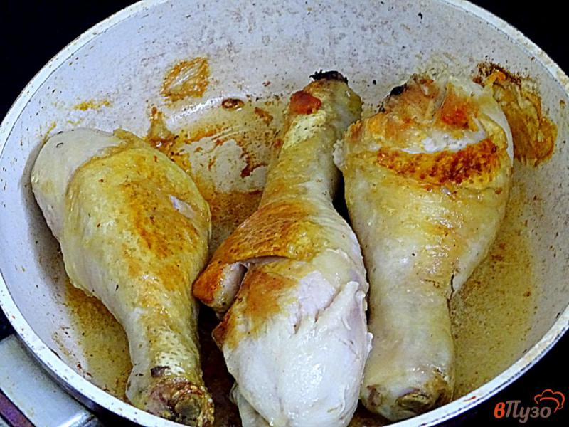Фото приготовление рецепта: Куриные голени тушёные в соусе шаг №3