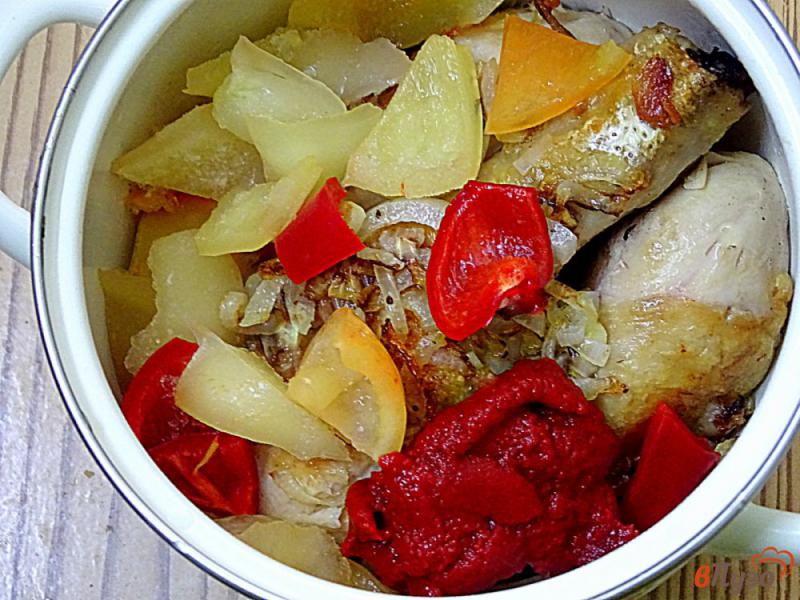 Фото приготовление рецепта: Куриные голени тушёные в соусе шаг №6