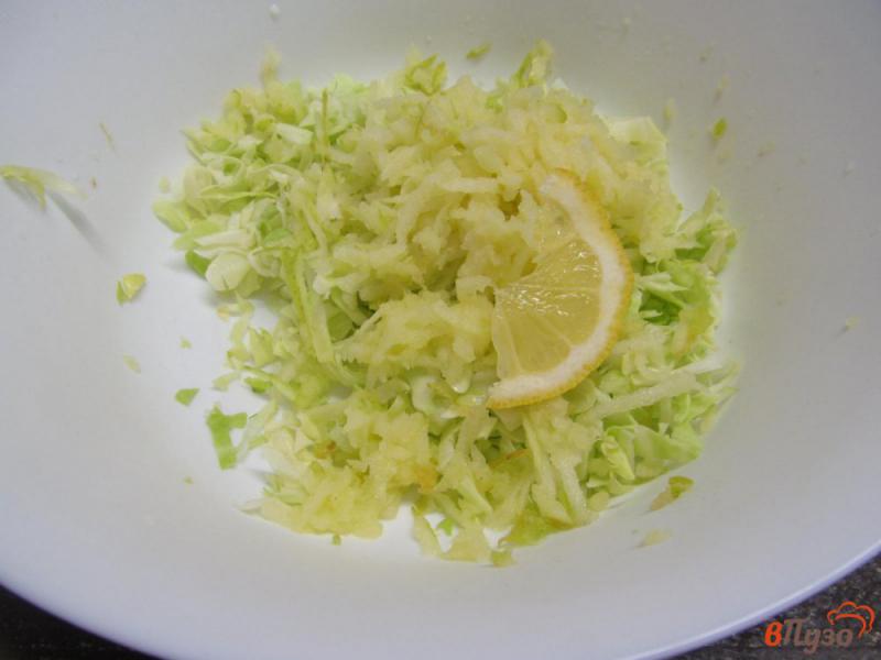 Фото приготовление рецепта: Салат из молодой капусты с яблоком и морковью шаг №2