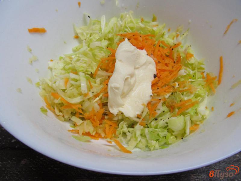 Фото приготовление рецепта: Салат из молодой капусты с яблоком и морковью шаг №4