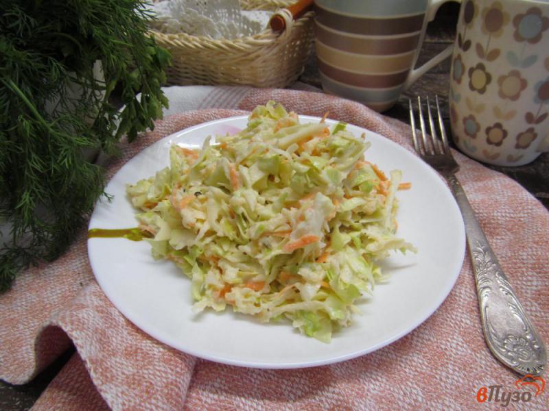 Фото приготовление рецепта: Салат из молодой капусты с яблоком и морковью шаг №5