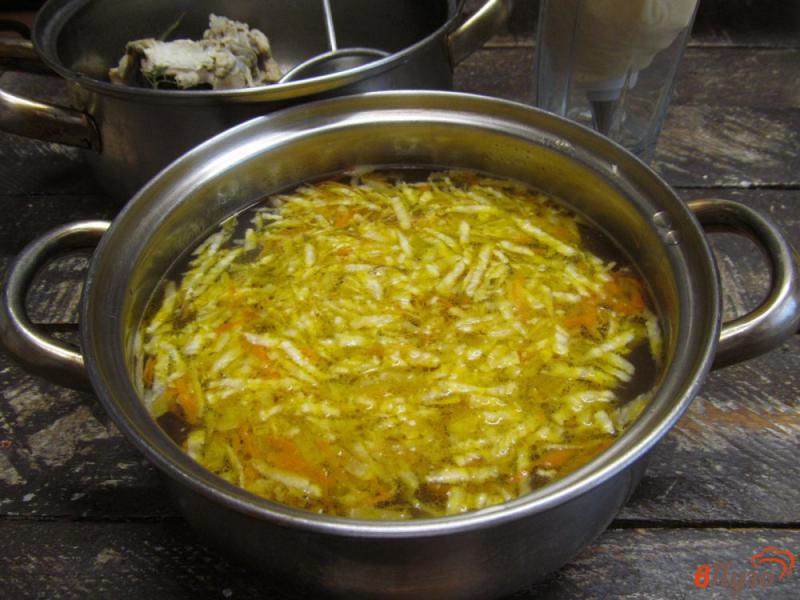 Фото приготовление рецепта: Куриный суп с клецками шаг №4