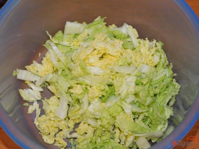 Фото приготовление рецепта: Овощной салат с пекинской капустой и редисом шаг №1