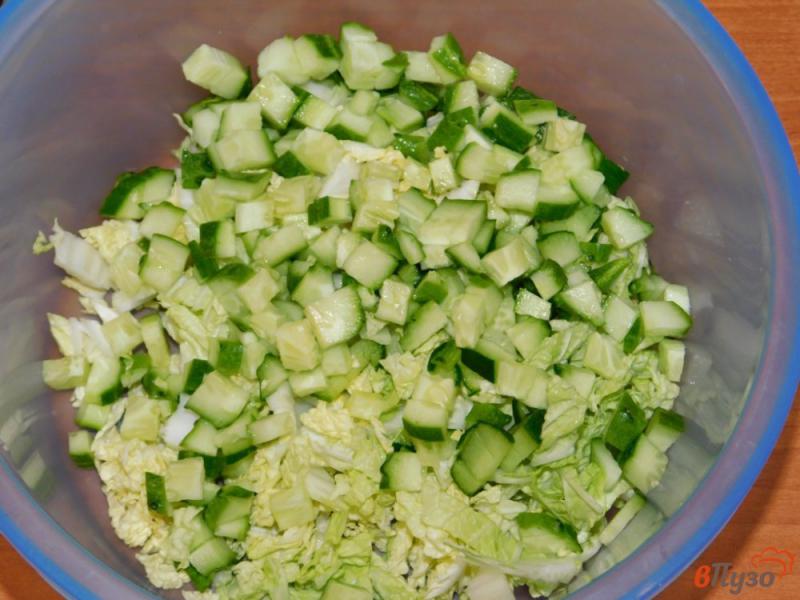 Фото приготовление рецепта: Овощной салат с пекинской капустой и редисом шаг №2