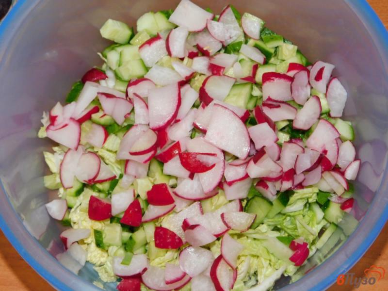 Фото приготовление рецепта: Овощной салат с пекинской капустой и редисом шаг №3