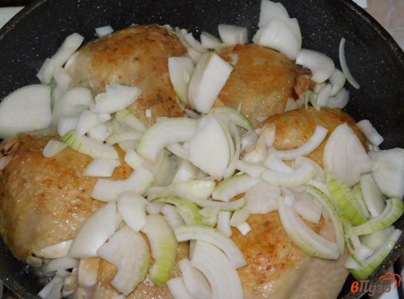 Фото приготовление рецепта: Куриные бедра с луком и соевым соусом шаг №2