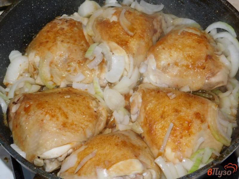Фото приготовление рецепта: Куриные бедра с луком и соевым соусом шаг №3