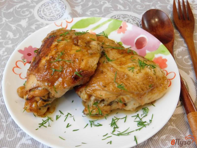 Фото приготовление рецепта: Куриные бедра с луком и соевым соусом шаг №4