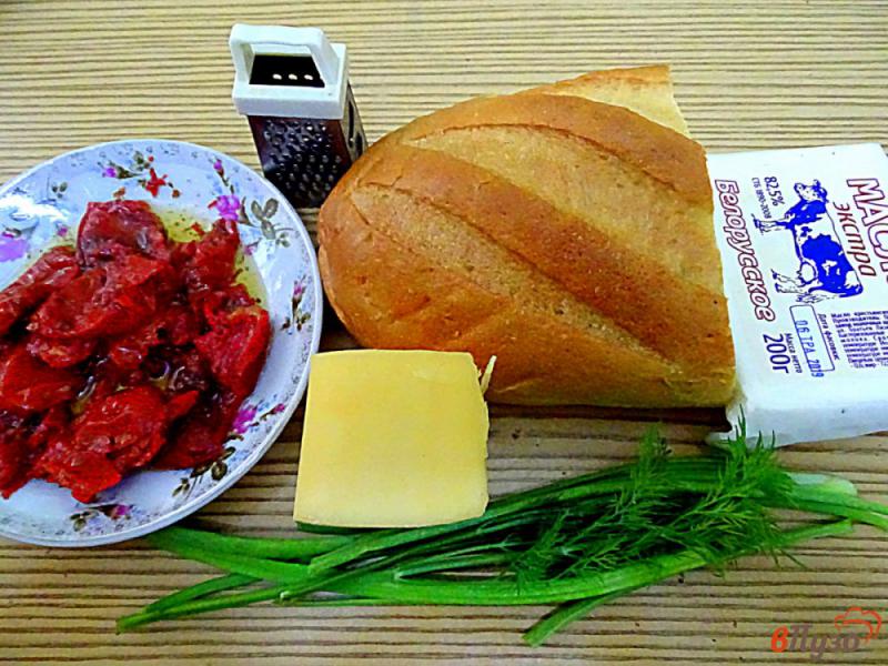 Фото приготовление рецепта: Бутерброды с вялеными помидорами шаг №1