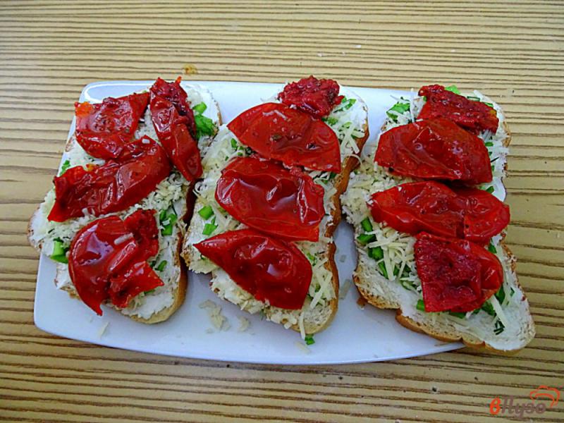 Фото приготовление рецепта: Бутерброды с вялеными помидорами шаг №5