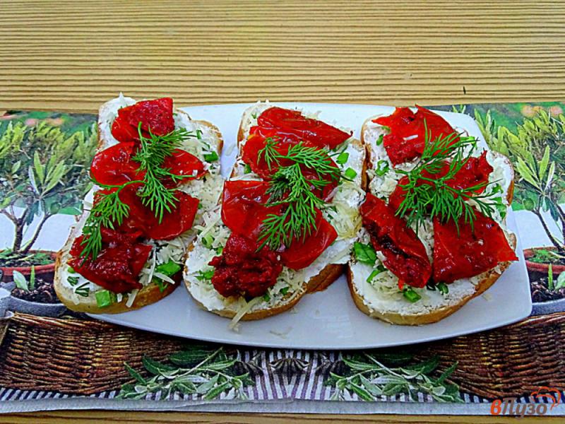 Фото приготовление рецепта: Бутерброды с вялеными помидорами шаг №7