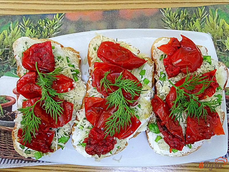 Фото приготовление рецепта: Бутерброды с вялеными помидорами шаг №6