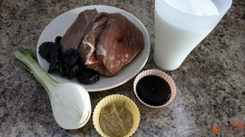 Фото приготовление рецепта: Говядина с черносливом в горшочках шаг №1
