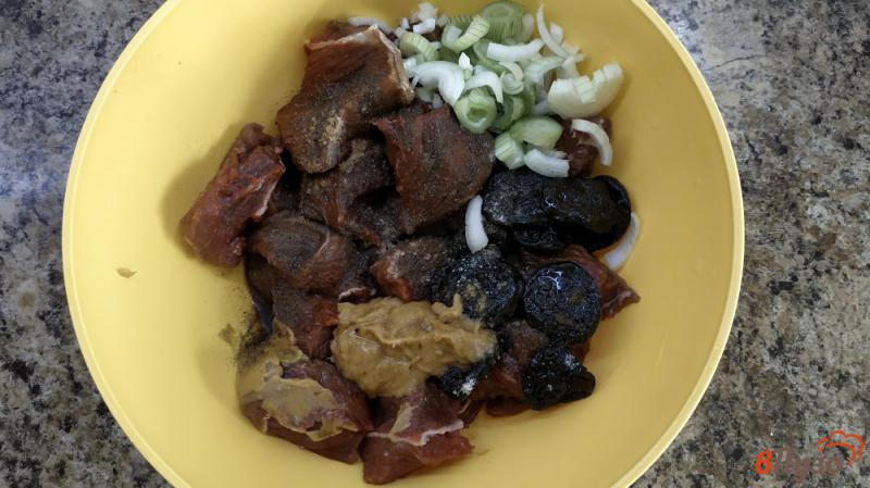 Фото приготовление рецепта: Говядина с черносливом в горшочках шаг №2