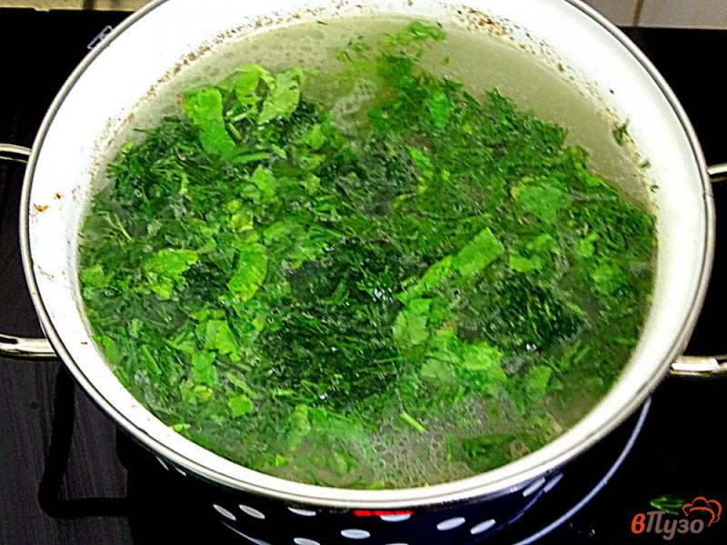 Фото приготовление рецепта: Яичный суп с зеленью шаг №3