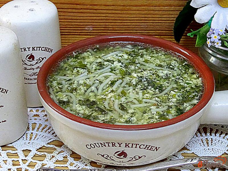 Фото приготовление рецепта: Яичный суп с зеленью шаг №6