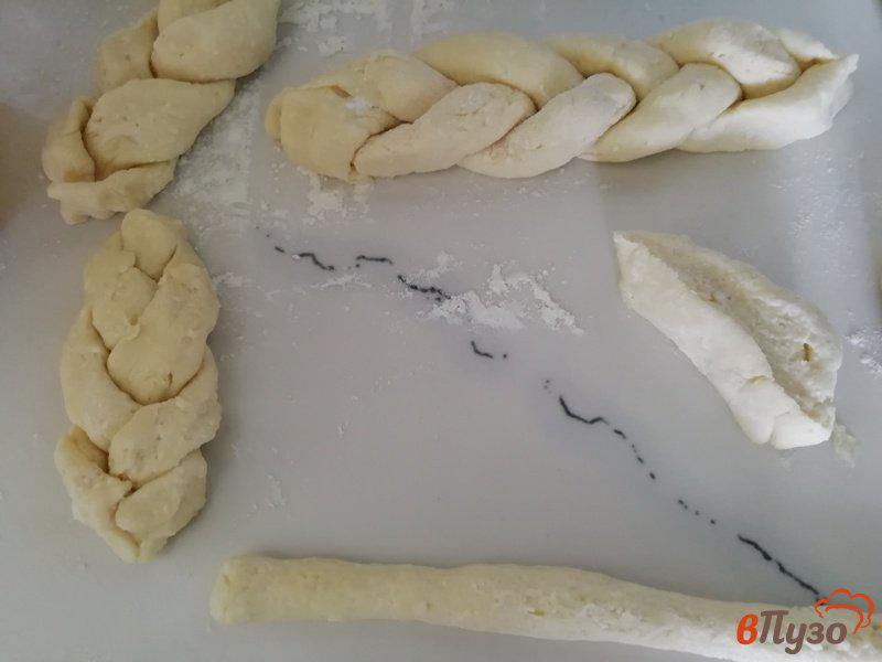 Фото приготовление рецепта: Творожное печенье «Косички» шаг №3