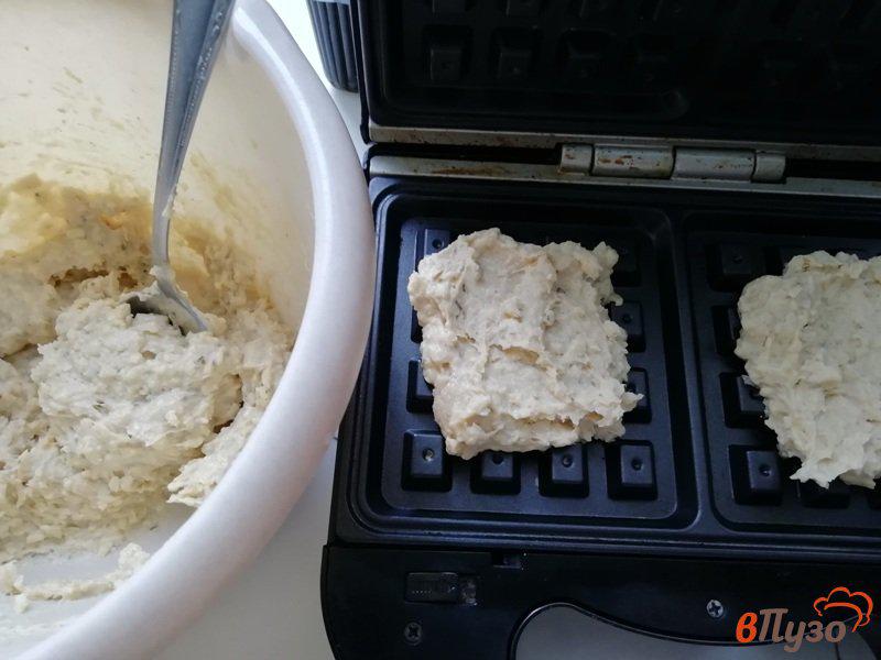 Фото приготовление рецепта: Сырные вафли с овсяной мукой шаг №3