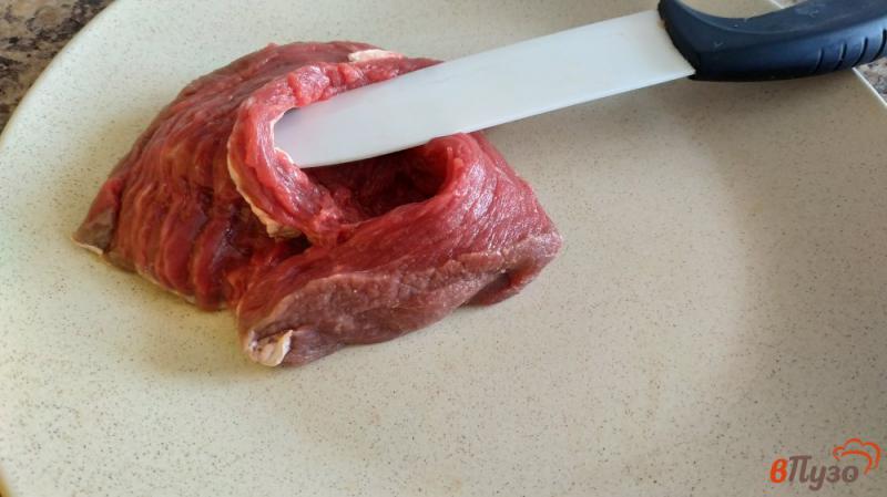 Фото приготовление рецепта: Фаршированный говяжий стейк шаг №4